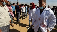 Keberanian Razan untuk melindungi dan memberikan penangan medis untuk para demonstran di perbatasan Jalur Gaza mengundang simpati dunia. Tidak sedikit juga yang memanggil Razan sebagai seorang pahlawan dari bidang medis. Bagi Razan, menyelamatkan nyawa orang lain adalah sebuah kewajiban baginya dan pekerjaannya bukan hanya milik para pria, tetapi para wanita seperti dirinya juga punya kewajiban untuk menolong dan merawat sesamanya. Ibraheem Abu Mustafa/Reuters.