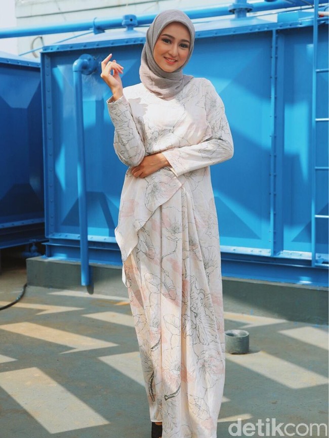 Wardrobe: KAMI. Scarf: DAMA. Fotografer: Grandyos Zafna/detikcom. Makeup Artist: Mirabella Cosmetics. Lokasi: Gedung Trans TV, Tendean Jakarta. Stylist: Silmia Putri. Model: Fadila Yahya. [Pemenang Pertama Sunsilk Hijab Hunt 2018]