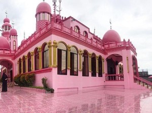 Deretan Masjid Berwarna Pink yang Unik dan Memesona