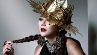 Mengenakan topi bewarna emas tampak cantik saat itu. kaki jenjangnya pun mencuri perhatian warga net. Foto: Dok. Instagram/aurakasih