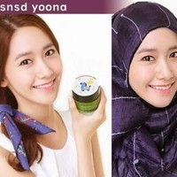 Kecantikan Yoona SNSD memang sudah tidak diragukan lagi. Tapi, bagaimana penampilan Yoona jika mengenakan hijab? Yoona pun terlihat tetap cantik dan memesona saat memakai jilbab. Foto: Blog doubleddodewii