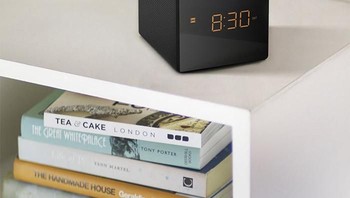 Sony ICFC1. Alarm hitam yang stylish berbentuk kubus ini membangunkan kalian dengan radio, buzzer, atau alarm bangun secara bertahap. Semua dengan volume yang telah ditentukan sebelumnya. Foto: Istimewa