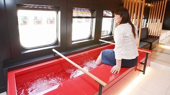 Penumpang kereta di Jepang bisa menikmati pemandangan sambil merendam kaki mereka. (Foto: Boredpanda)