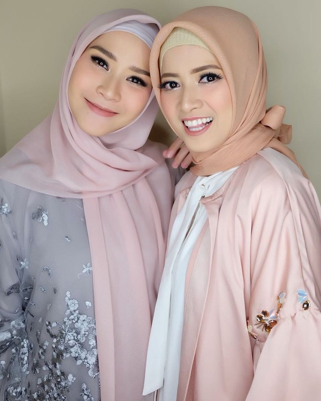 Hijab yang ia pakai saat itu memang cukup simple. Ia hanya memakai hijab segi empat yang diikat ke belakang, lalu memadukannya dengan outerwear dan celana pensil. Foto: Instagram Chika Jessica