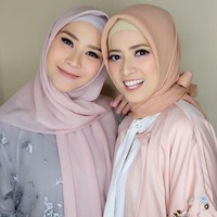 Hijab yang ia pakai saat itu memang cukup simple. Ia hanya memakai hijab segi empat yang diikat ke belakang, lalu memadukannya dengan outerwear dan celana pensil. Foto: Instagram Chika Jessica