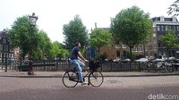 Intinya, harus hati-hati kepada para pesepeda di Amsterdam. Meski begitu, kamu akan merasakan udara yang segar, tanpa polusi dan bunyi bising kendaraan bermotor di Kota Sepeda ini (Afif Farhan/detikTravel)