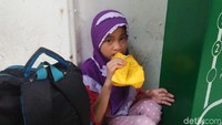 Amel kemudian berjalan menuju tempat di mana banyak pedagang yang berjualan. Dia pun duduk di dekat anak tangga dan menjajakan jualannya. detikcom berbincang sembari dia berjualan.  