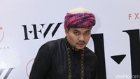 Indra Bekti tampil bersorban saat ditemui di sebuah acara baru-baru ini. Foto: Hanif Hawari/detikHOT
