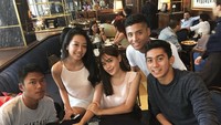 Kalau ini pose Daffa saat ngumpul bareng teman-temannya. Lava cake sepertinya jadi salah satu kudapan pilihan mereka. Foto: Instagram daffawardhana