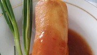 Lumpia dengan kucai dan saus kecokelatan yang gurih manis ini adalah buatan @mrs_momo88. Eits, jangan ngiler yaa... Foto: Instagram