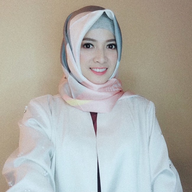 Masih hijab dari Tika Ramlan, presenter yang populer sejak tampil di Hitam Putih itu tampil cantik mengenakan hijab segi empat bermotif. Foto: Instagram Chika Jessica