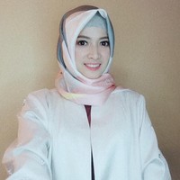 Masih hijab dari Tika Ramlan, presenter yang populer sejak tampil di Hitam Putih itu tampil cantik mengenakan hijab segi empat bermotif. Foto: Instagram Chika Jessica