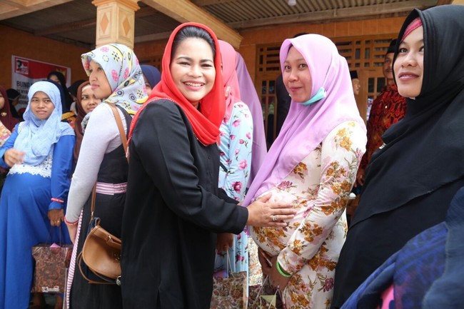 Sosok Puti Guntur Soekarno juga ikut mencuri perhatian di laga Pilkada. Sosok cantik ini menjadi cawagub mendampingi Gus Ipul di Pilkada Jawa Timur. Foto: Istimewa