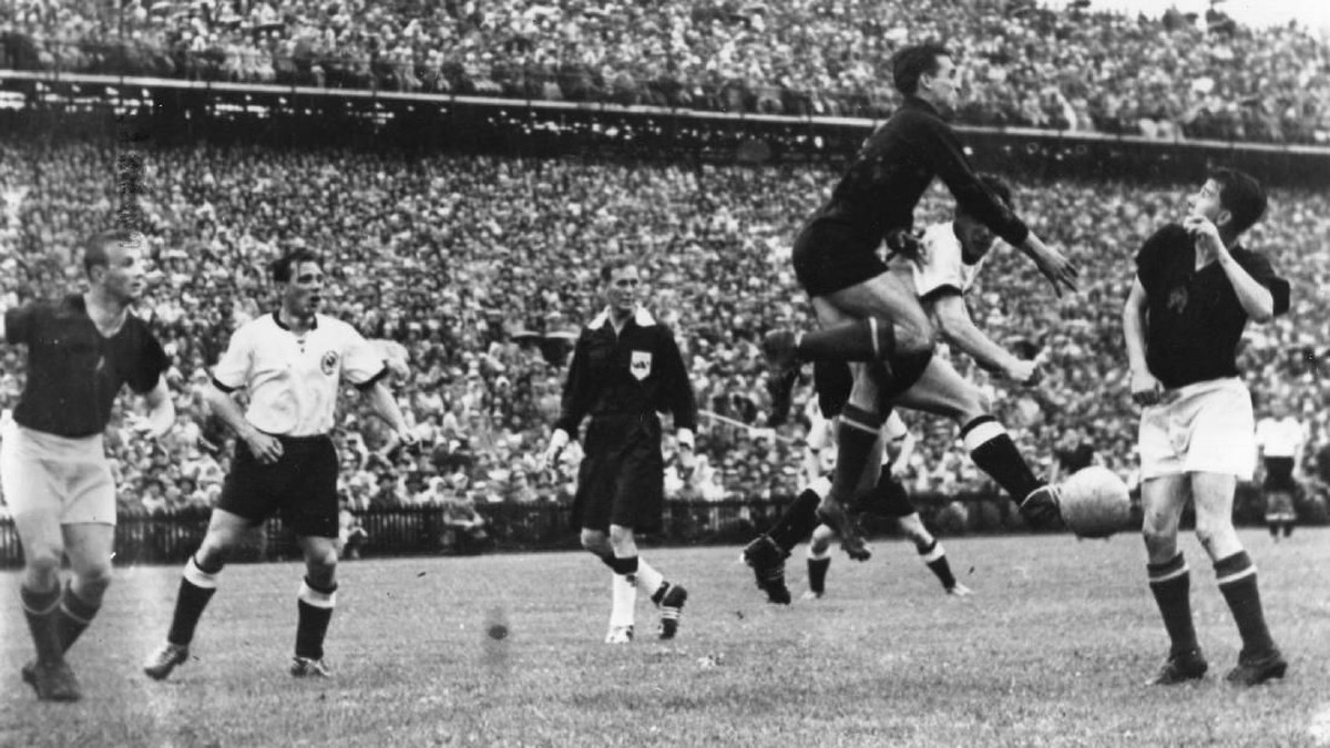 Final PIala Dunia 1954 antara Jerman Barat vs Hongaria (Foto: Allsport/Hulton)