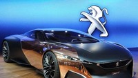 Peugeot Onyx memiliki teknologi mutakhir dengan tampilan siluet yang berani dan interior yang ramah lingkungan. Sementara fender depan dan pintu dilapisi oleh satu lembar tembaga murni, dasbor dan interior lainnya terbuat dari bahan daur ulang seperti koran gepeng dan nuansa lama. Mobil ini memulai debutnya di Paris Motor Show pada tahun 2012. Getty Images.