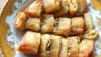 Sederhana tapi enak, inilah lumpia goreng buatan @lina.tjoandra. Cocolannya ada sambal kacang dan saus sambal. Sedap! Foto: Instagram