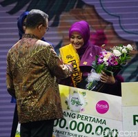 Saat menjawab pertanyaan juri tentang karier dan kiprah seorang istri, Fadila Yahya berhasil menjawab dengan singkat, lugas, dan menarik. Hal ini lah yang membuatnya terpilih menjadi pemenang Sunsilk Hijab Hunt 2018. Foto: Nico/Detikcom, Pradita/Detikcom