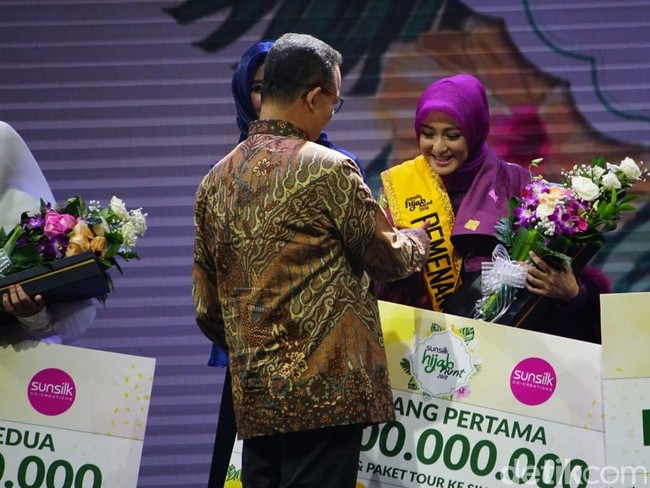 Saat menjawab pertanyaan juri tentang karier dan kiprah seorang istri, Fadila Yahya berhasil menjawab dengan singkat, lugas, dan menarik. Hal ini lah yang membuatnya terpilih menjadi pemenang Sunsilk Hijab Hunt 2018. Foto: Nico/Detikcom, Pradita/Detikcom