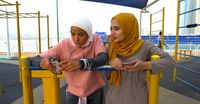 Olahraga Ringan Saat Puasa ala Hijaber Dubai Ini Bisa Dicoba 