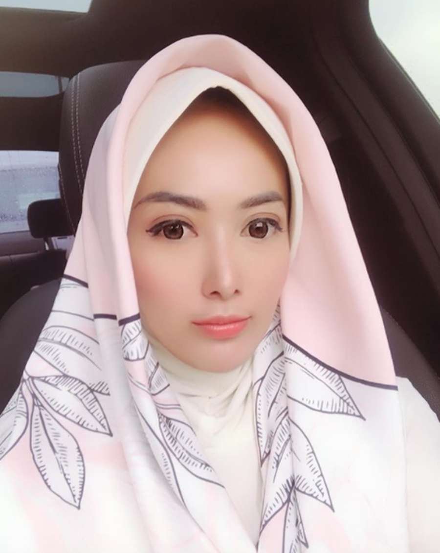 Pilih Mana? Cinta Ratu dengan Hijab atau Tidak?