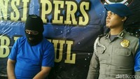 Ini Dia Pembunuh Perempuan Berjaket Merah di Bantul. Polres Bantul menangkap pembunuh perempuan berjaket merah, Jumiyati (33) pada Sabtu (2/6). Pelaku bernama Supriyono (48) dihadirkan saat jumpa pers siang ini.    Pelaku ditangkap di Giwangan pada Hari Sabtu tanggal 2 Juni, jelas Kapolres Bantul, AKBP Sahat M Hasibuan saat melangsungkan konferensi pers di Mapolres Bantul, Senin (4/6/2018). Foto: Usman Hadi/detikcom