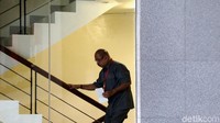 Melchias Marcus Mekeng berjalan menuju ruang penyidik.