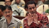 Amran Sulaiman memberikan penjelasan kepada anggota Komisi IV DPR.