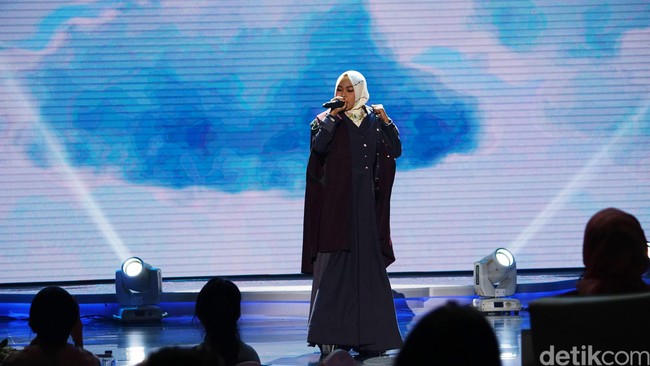 Hijabers asal Lampung, Dwi Gema Soegesti, memperlihatkan bakatnya beatbox di malam Grand Final Sunsilk Hijab Hunt 2018. Foto: Niko W/detikcom