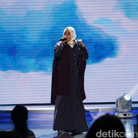 Hijabers asal Lampung, Dwi Gema Soegesti, memperlihatkan bakatnya beatbox di malam Grand Final Sunsilk Hijab Hunt 2018. Foto: Niko W/detikcom