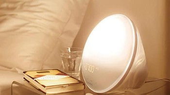 Philips HF3520. Apakah kalian benci alarm yang membangunkan dengan suara kasar dan berisik? Kalau iya, alarm ini mungkin cocok buat kalian. Philips HF3520 mengeluarkan cahaya yang mensimulasikan sinar matahari dan suara alam yang menyenangkan. Foto: Istimewa