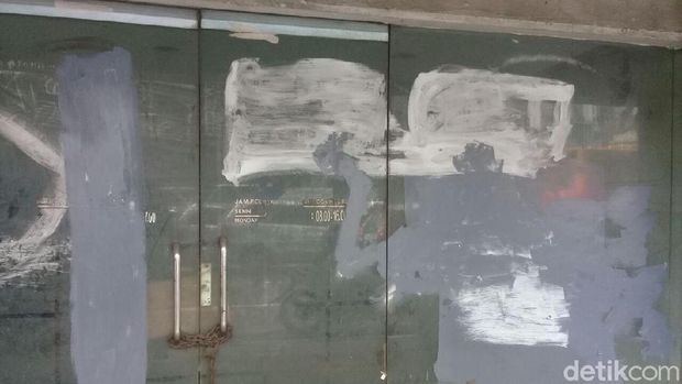  Coretan di dinding gedung Jl Hayam Wuruk, Gambir, Jakpus, Senin (4/6/2018)