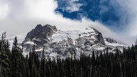Fotonya saat di Danau Joffre, Kanada, ini nggak kalah keren dari foto lainnya. Ternyata balon semangka yang diajak keliling dunia oleh Sebastian punya nama, lho. Namanya Heidi! Foto: Instagram prussiansglory