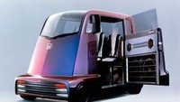 Honda Fuya-jo jika diterjemahkan namanya berarti kota yang tak pernah tidur. Mobil ini dirancang menyerupai meja pencampuran DJ dan mobil, yang pertama kali ditampilkan ke publik pada tahun 1999 di Tokyo Motor Show di Tokyo, Jepang. Mobil ini dilengkapi dengan audio yang dahsyat, dan uniknya si pengendara dapat berdiri dan menari di dalam mobil ini. Magic Car Pics/REX/Shutterstock.