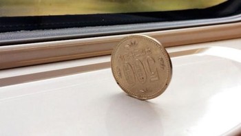Saking stabilnya Shinkansen, koin pun dapat berdiri tegak. (Foto: Boredpanda)