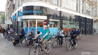 Meski sudah ada jalur sepeda, para pesepeda di Amsterdam jugan suka melintas di pedestarian (Afif Farhan/detikTravel)