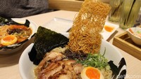 Di sini, Anda bisa menambah mie sepuasnya jika membeli ramen berukuran reguler. Ada 3 pilihan kuah ramen, kuah putih untuk rasa original, kuah hitam, yaitu kuah original yang dipadu dengan minyak bawang putih bakar, dan kuah merah untuk rasa kuah original yang pedas. Gerai ini berada di Mall Kota Kasablanka. Foto: dokdetikFood
