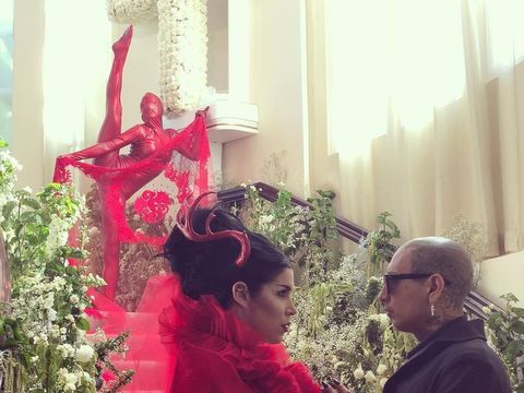 Seram... Artis Hollywood Ini Berdandan Mirip Setan China Saat Menikah