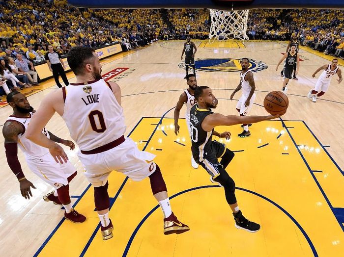 Golden State Warriors mengalahkan Cleveland Cavaliers di gim kedua Final NBA. (Foto: Kyle Terada/Pool/Getty Images) Golden State Warriors mengalahkan Cleveland Cavaliers di gim kedua Final NBA. (Foto: Kyle Terada/Pool/Getty Images)