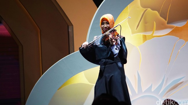 Finalis asal Medan, Era Millenisa Baqi, beraksi memainkan biola. Foto: Niko W/detikcom