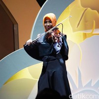 Finalis asal Medan, Era Millenisa Baqi, beraksi memainkan biola. Foto: Niko W/detikcom