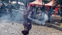 Letupan petasan menandai dimulainya fastival.