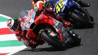 Lorenzo melesat sejak lap pertama dari posisi start kedua. Pemilihan ban depan yang tepat, slick-medium, menjadi kunci kemenangan pada balapan, Minggu (3/6/2018). (Foto: Alessandro Bianchi/Reuters)