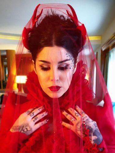 Seram... Artis Hollywood Ini Berdandan Mirip Setan China Saat Menikah