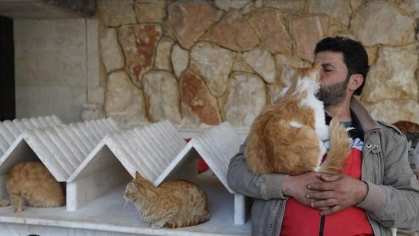 Foto: Jaleel, Manusia Kucing di Tengah Perang Suriah
