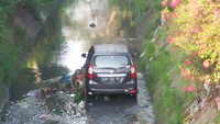Viral Mobil Menyusuri Parit di Medan, Ini Faktanya. Viral mobil penumpang berwarna abu metalik bernomor polisi BK-1036-HB masuk ke parit besar di Medan. Warganet penasaran, apa sebenarnya yang terjadi. Ini faktanya.   Peristiwa itu terjadi di Jalan Karya Dame Gang Sukaria, Kelurahan Karang Berombak, Kecamatan Medan Barat, Sumut. Kejadiannya berlangsung pada Minggu malam (3/6/218) dan hingga kini mobil tersebut belum dievakuasi dari lokasi kejadian. Foto: ist.