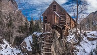 Foto Sebastian yang ini terlihat seperti lukisan! Saat itu ia sedang berada di Crystal Mill, Holorado. Tagar yang ditulis Sebastian di foto ini juga sangat manis, aku bawa semangka keliling dunia.Foto: Instagram prussiansglory