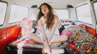 Seperti biasa, Nadine tampak cantik menawan. Hanya saja kali ini, Putri Indonesia 2005 itu tampak lebih fun dengan bohemian items. Foto: Instagram Nadine Chandrawinata
