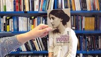 Cara ini dianggap mampu menarik perhatian pengunjung untuk datang ke toko buku tersebut, dan tentu saja berharap mereka juga membelinya. Boredpanda/Istimewa.