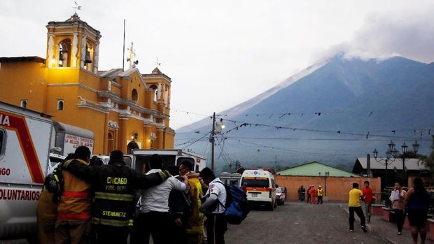 Para petugas pemadam dan penyelamat Guatemala berdoa bersama usai Gunung Fuego erupsi