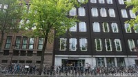 Di seluruh jalan di Amsterdam, memang menjadi tempat parkir sepeda. Ini salah satu tempat parklir sepeda di depan kantor Booking.com di sana (Afif Farhan/detikTravel)